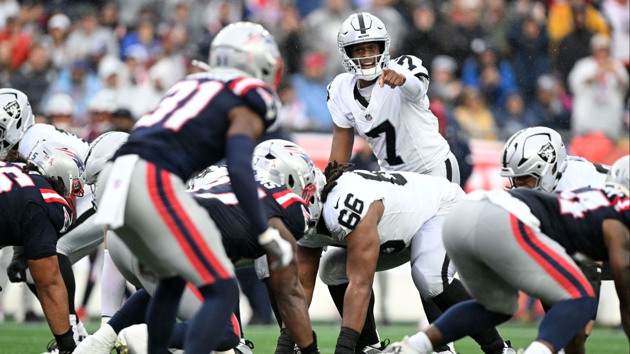 Geno Smith at the line of scrimmage